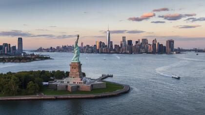 Blick auf die Skyline von New York, im Vordergrund die Freiheitsstatue, Teil der Mein Schiff New York Kreuzfahrt